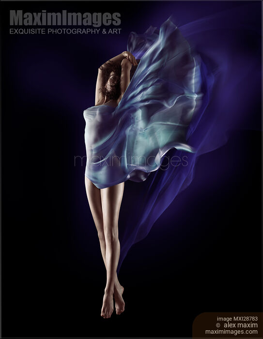 Belle femme nue flottant dans les airs avec un tissu bleu fluide enroulé autour de son corps